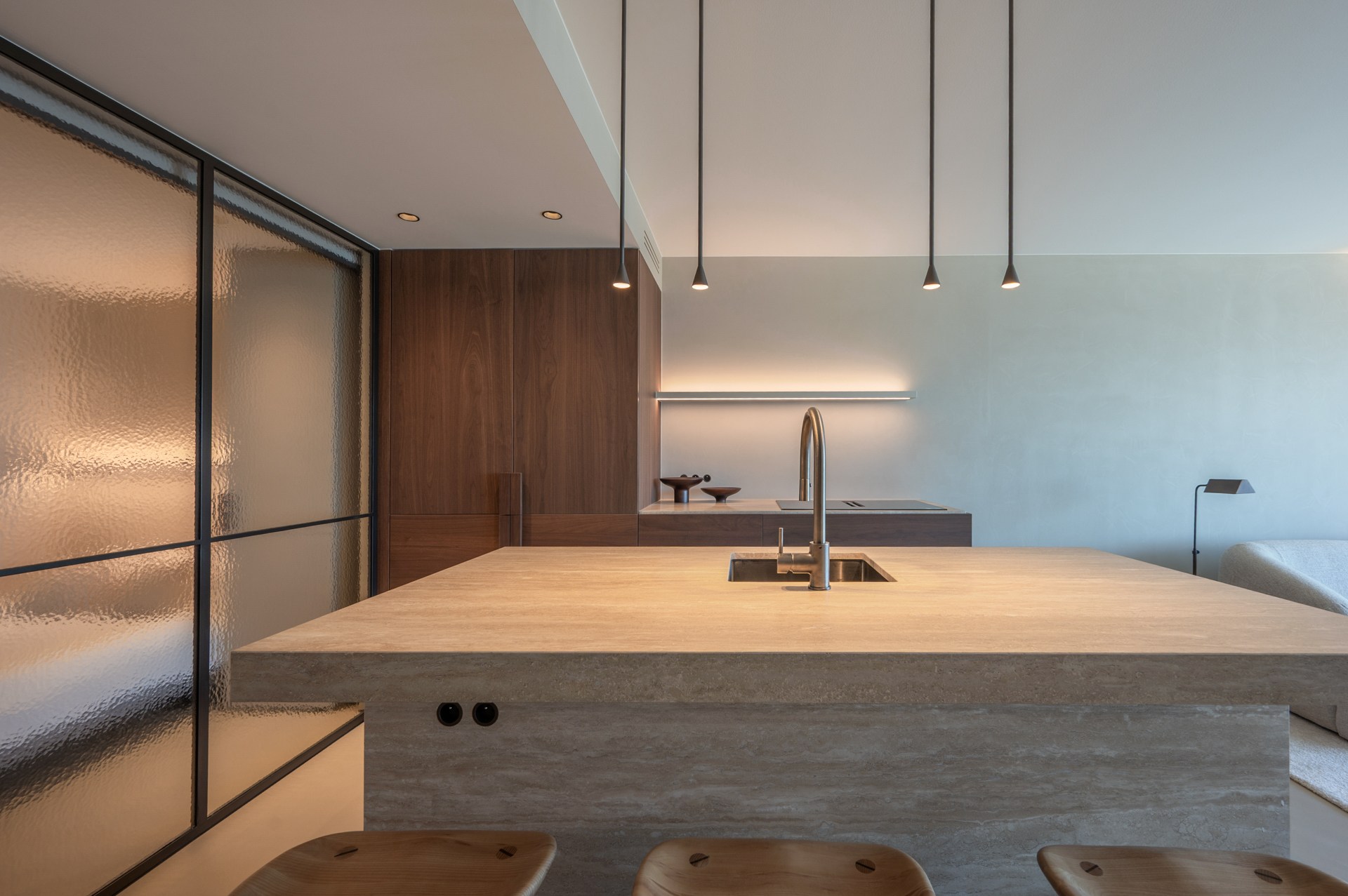 Prachtig gerenoveerd en instapklaar appartement met 3 slaapkamers en frontaal zeezicht, gelegen in een prestigieuze residentie op de zeedijk in het Zoute. 