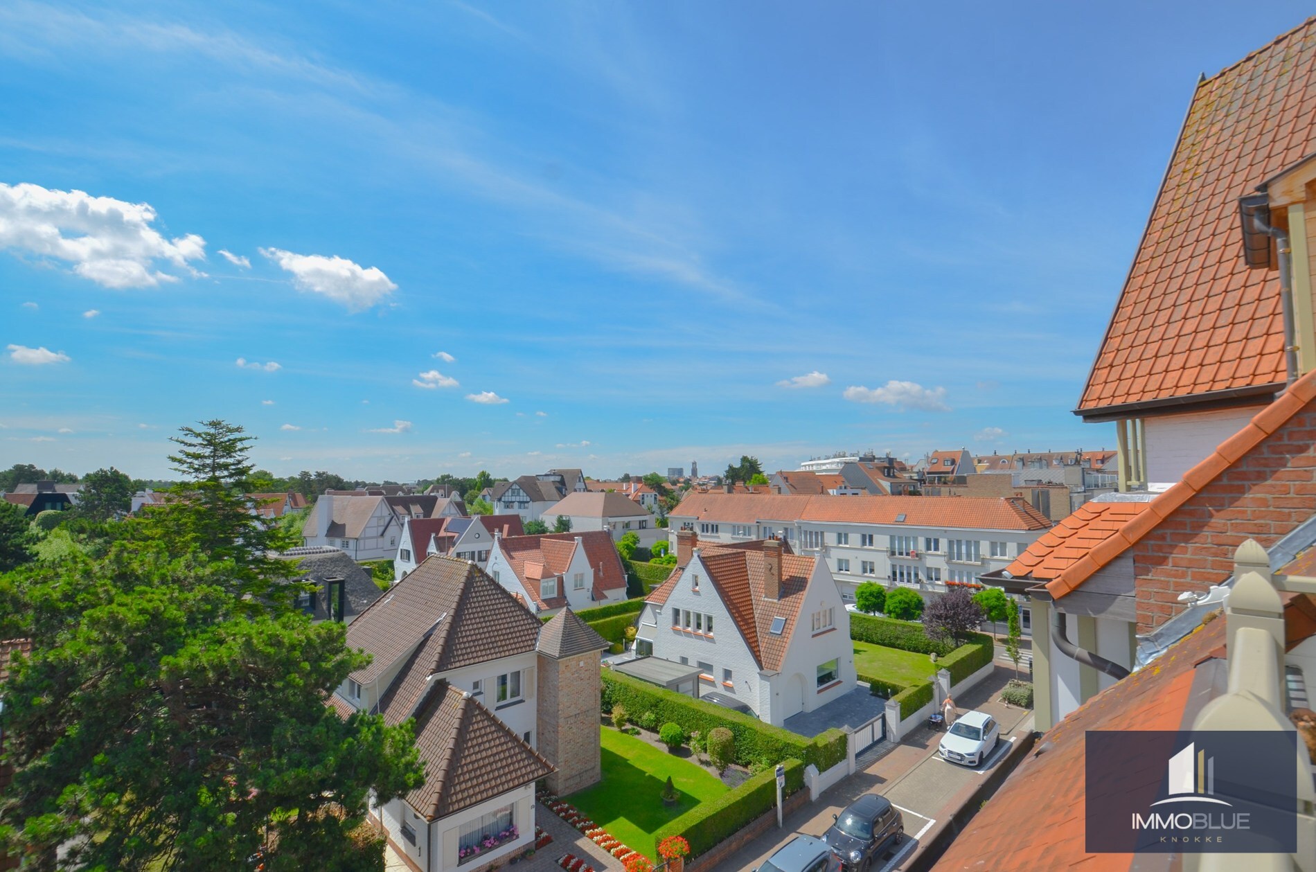Stijlvol duplexappartement met zonnige terrassen en open zicht op de villa’s van het Zoute. 