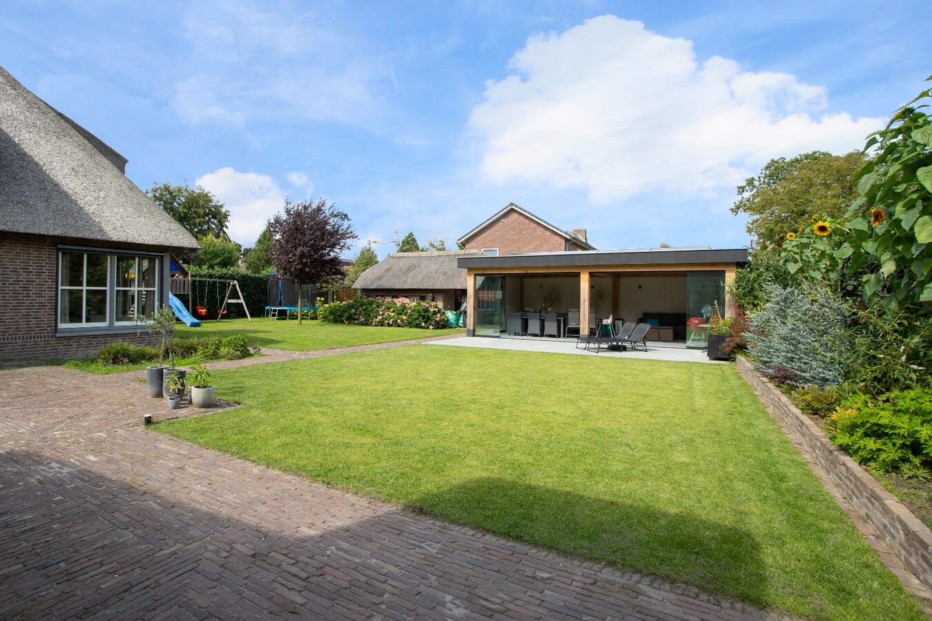 Riante vrijstaande villa met rieten dak gelegen op een perceel van 1.240 m2. 