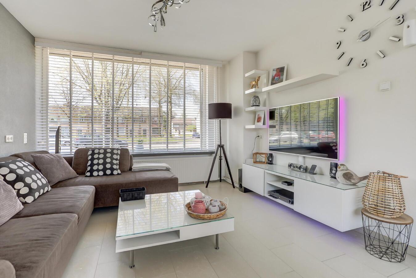 Tussenwoning met 4 slaapkamers en ruime garage van 6 x 5 m! 