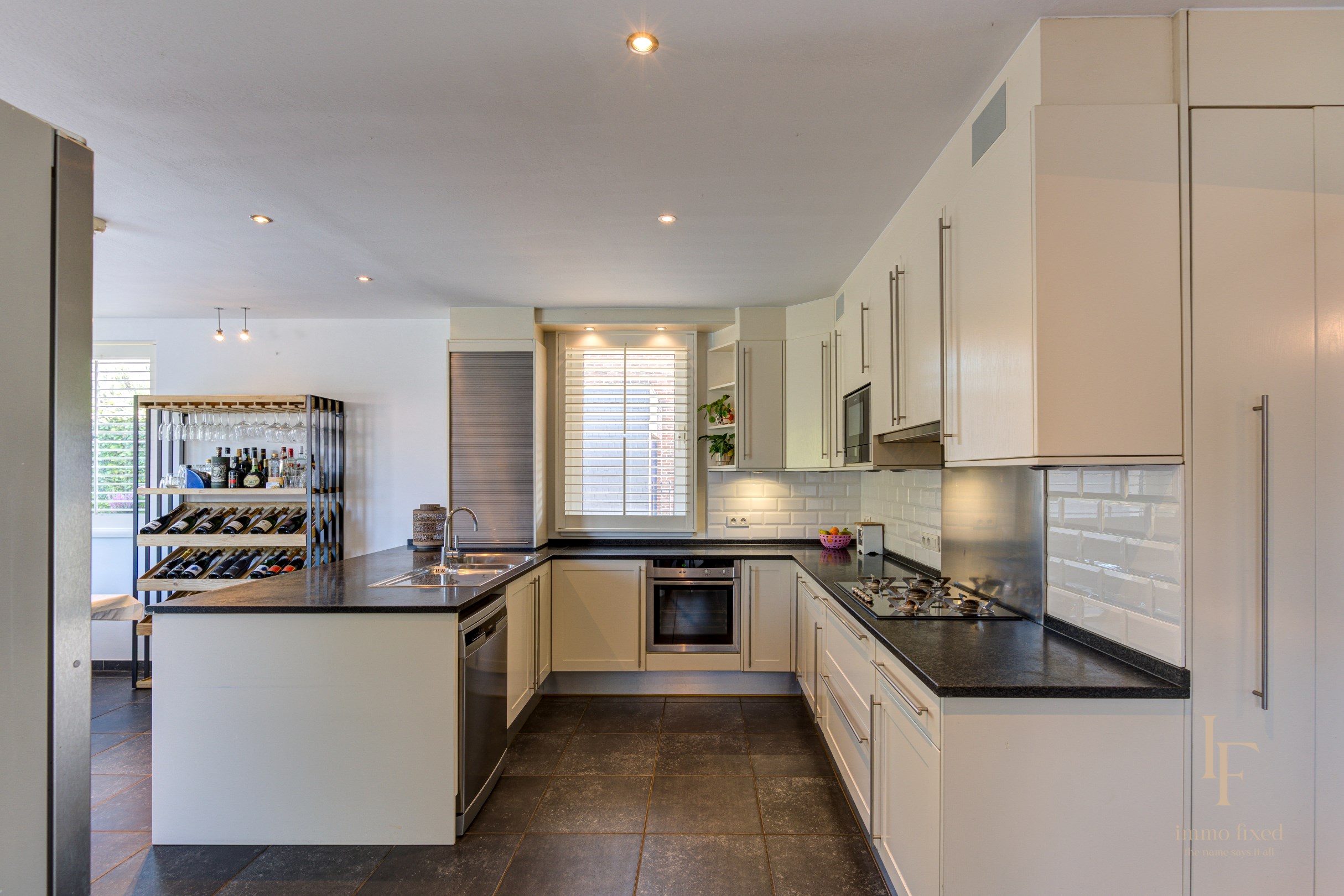 Villa met magazijn, garagebox en 12+ parkeerplaatsen te Kontich! 