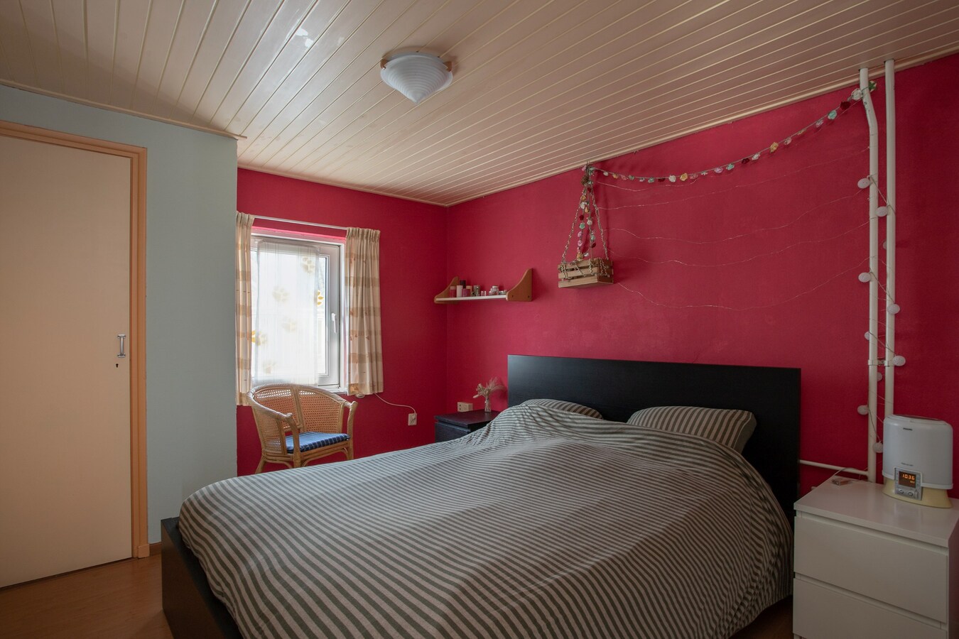 Uitgebouwde vrijstaande woning met berging gelegen op een perceel van 561 m2. 