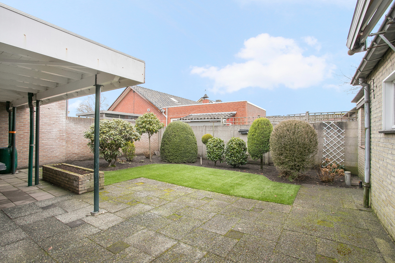 Vrijstaande eengezinswoning met garage en carport. 