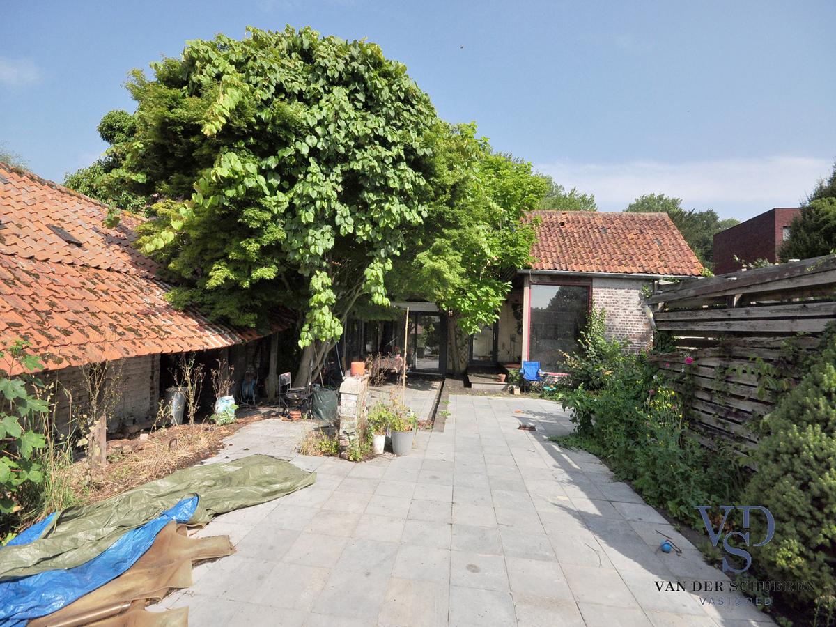 Idyllische woning met schuur. Uitzonderlijk gelegen. 