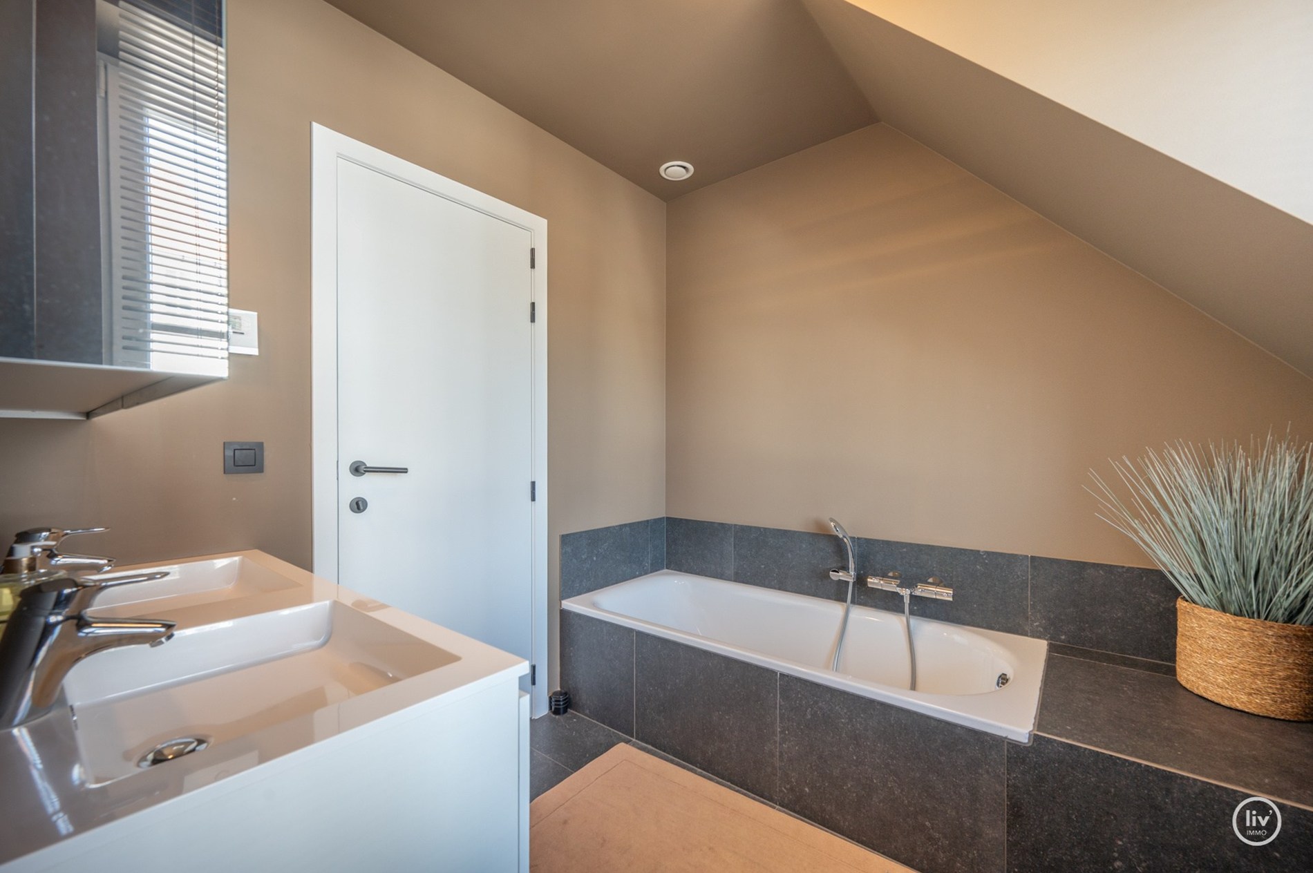 Prachtige halfopen woning met 5 slaapkamers en mooie tuin gelegen in Knokke. 