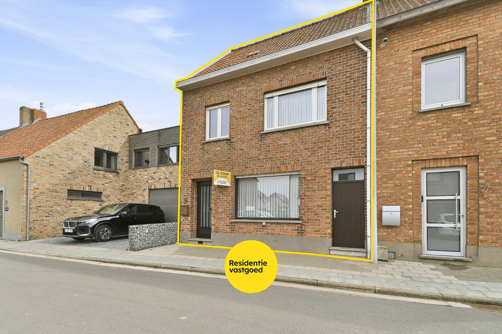 Te renoveren gezinswoning met drie slaapkamers en zongerichte tuin 