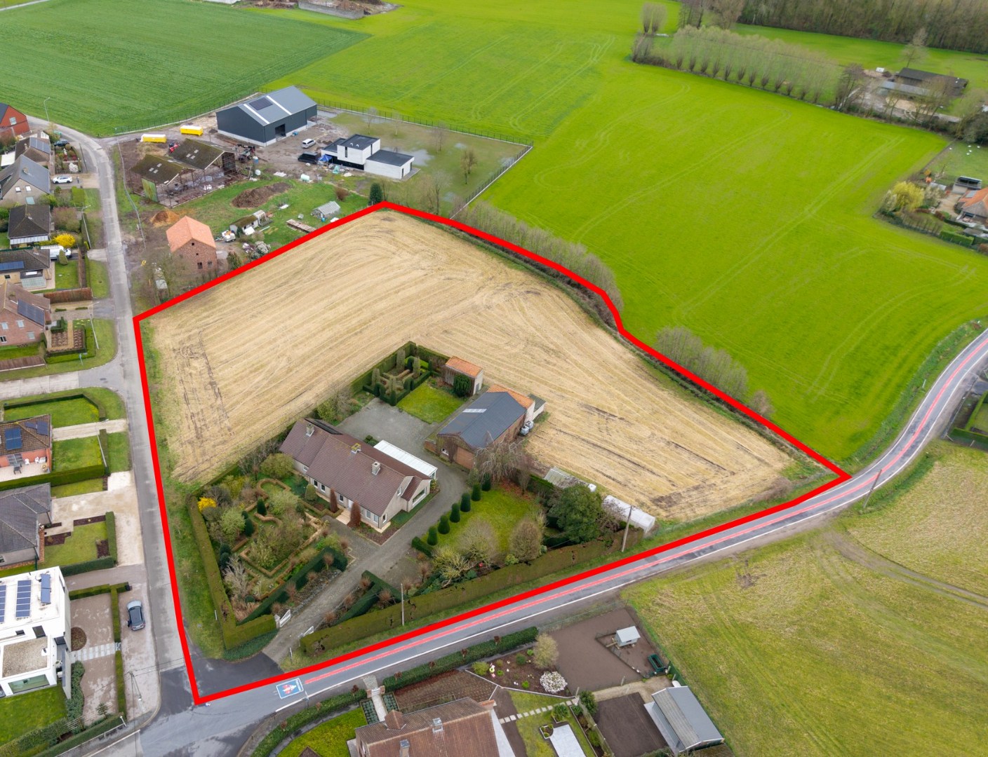 Ruime woning met loods en landbouwgrond op groene locatie nabij Waregem. 