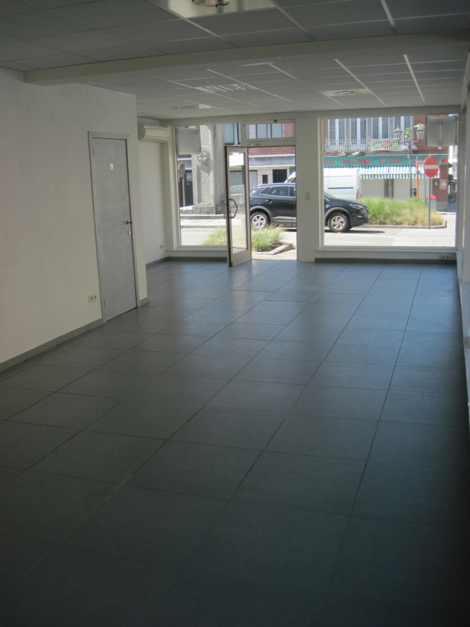 Gelijkvloers pand op top-ligging. Mogelijkheden als winkel of kantoor. 