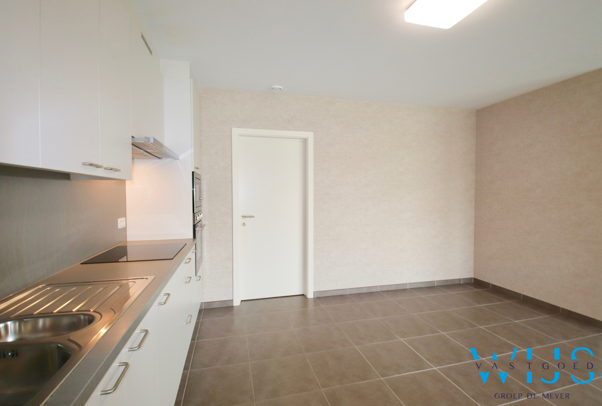 Recent GELIJKVLOERS appartement met 2 slaapkamers te Oosteeklo ! 