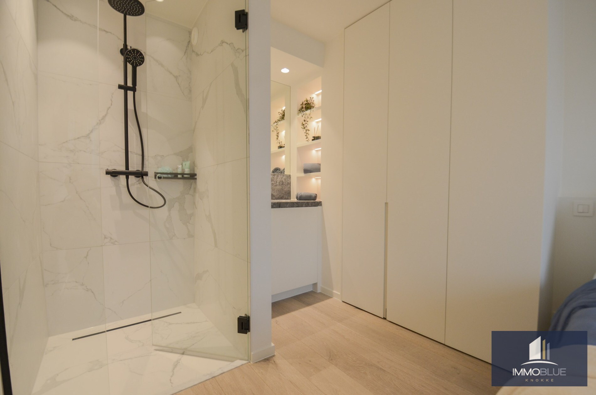 Penthouse entièrement rénové avec deux terrasses spacieuses (+/- 50 m²) situé à deux pas de la mer. 