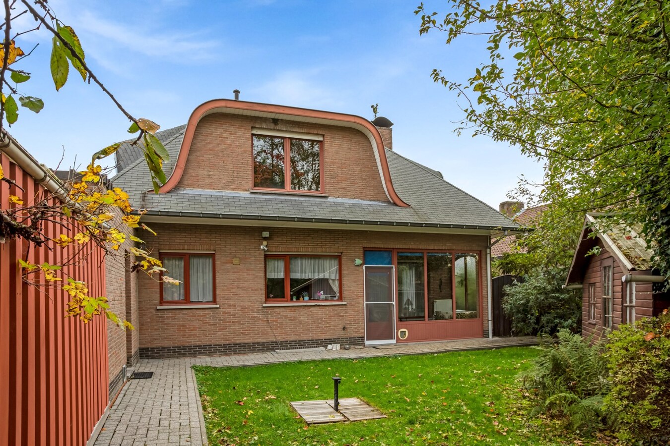 Vrijstaande woning met garage op ruim perceel in het centrum. 