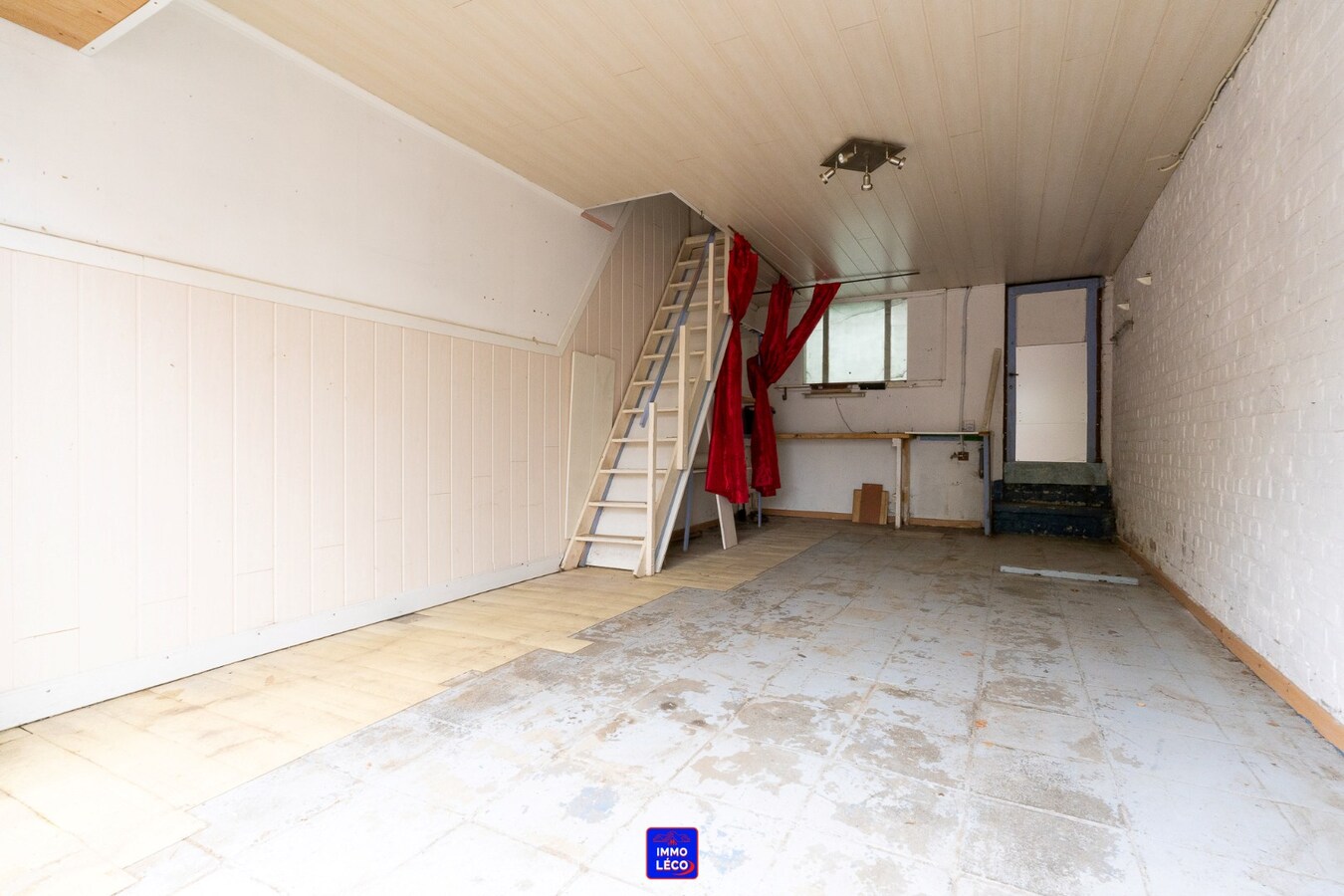 Espace de stockage de +/- 50m² avec emplacement pour une voiture 