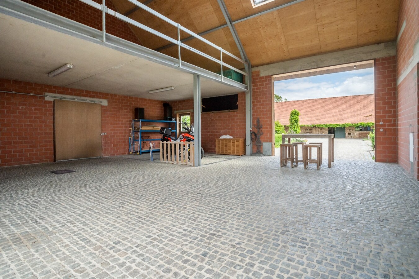 Unieke vierkantshoeve op toplocatie in Heuvelland te koop! 