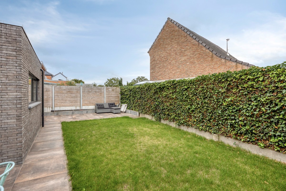 Halfopen bebouwing met 3 slaapkamers, tuin en garage 