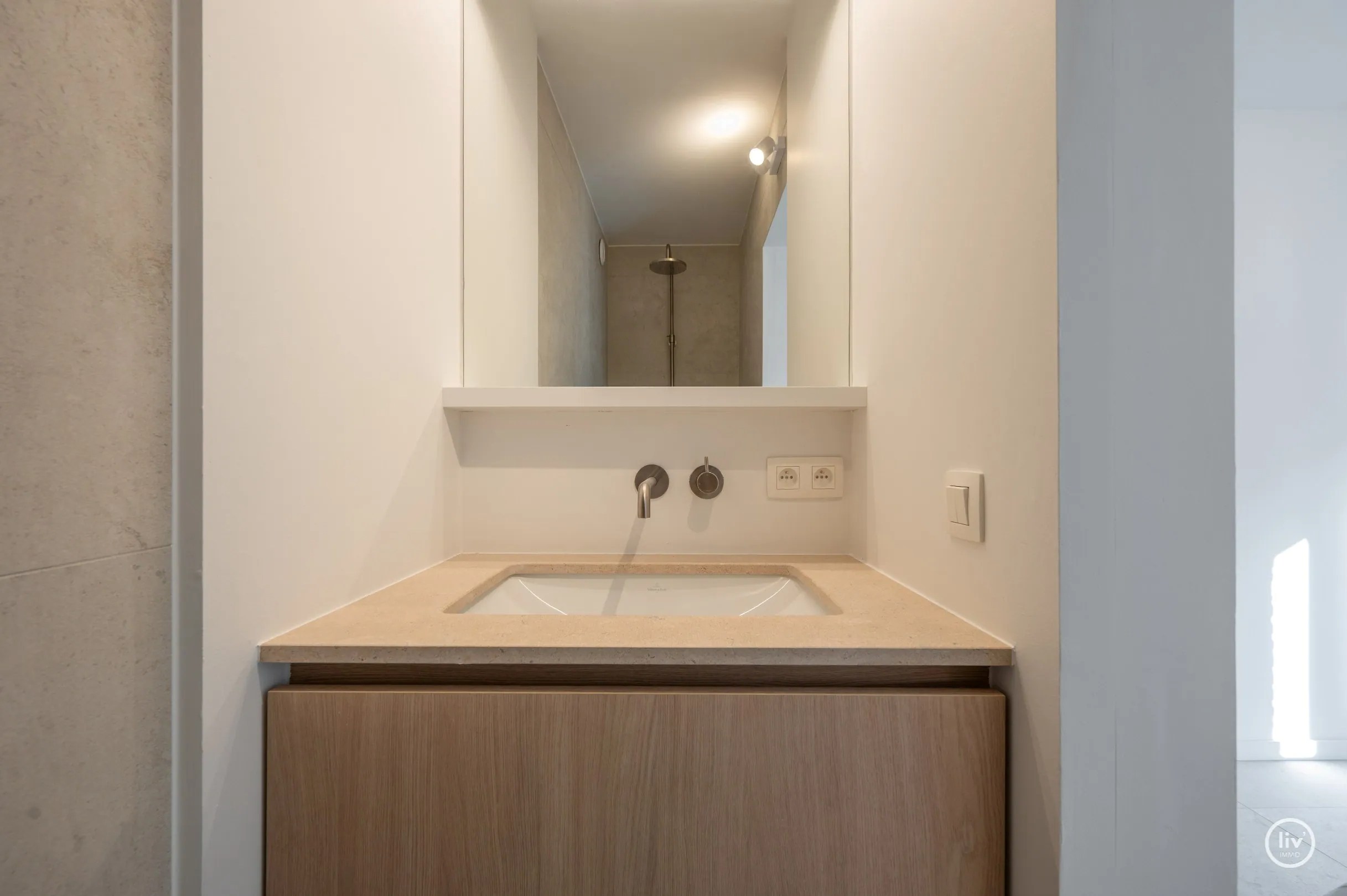 Dit prachtig gelegen appartement geniet van een zuidelijke oriëntatie en bevindt zich in een groene en rustige omgeving, rechtstreeks grenzend aan het Yzerpark. 