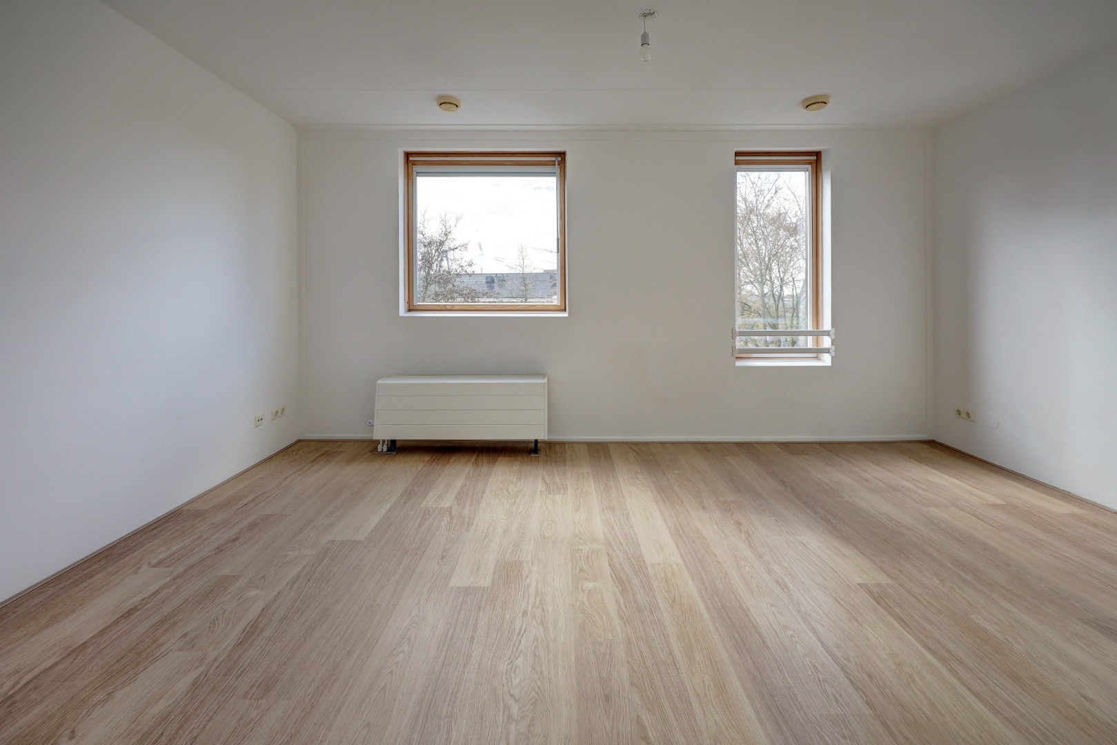 Energiezuinige (A-label) en instapklare 6-kamer tussenwoning met lichte woonkamer, moderne keuken, vijf slaapkamers, zonnige onderhoudsvriendelijke tuin met achterom en gelegen op eigen grond. 