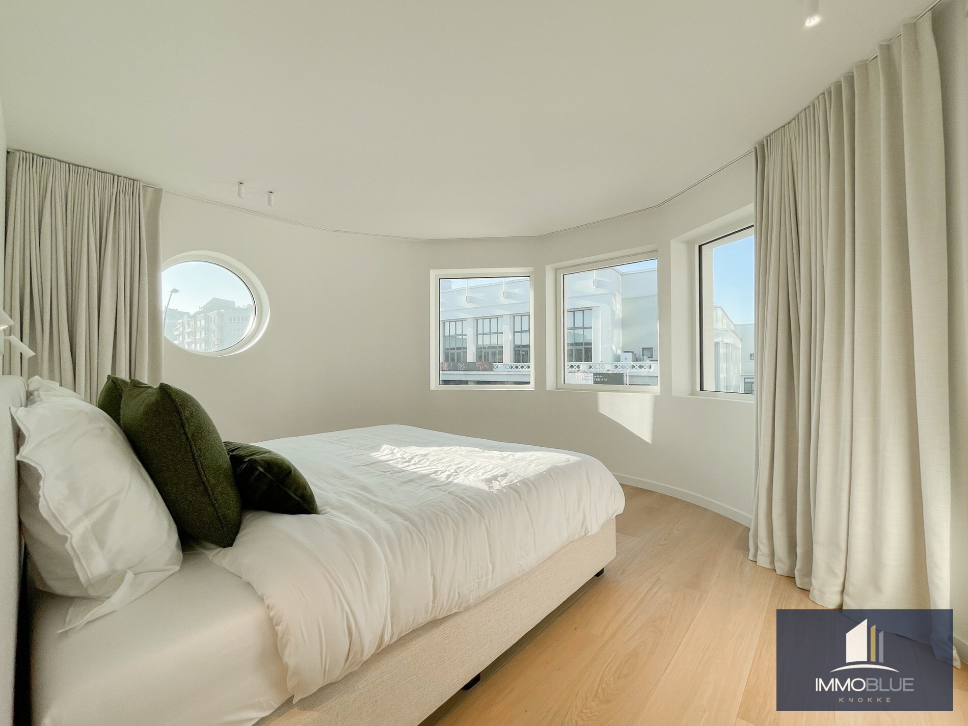 Exclusieve villa: Uitzonderlijk volledig gerenoveerde villa met frontaal zeezicht. 