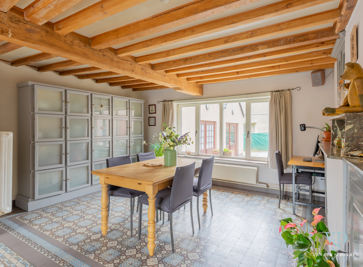 Authentieke herenwoning met atelier / bureau's. 