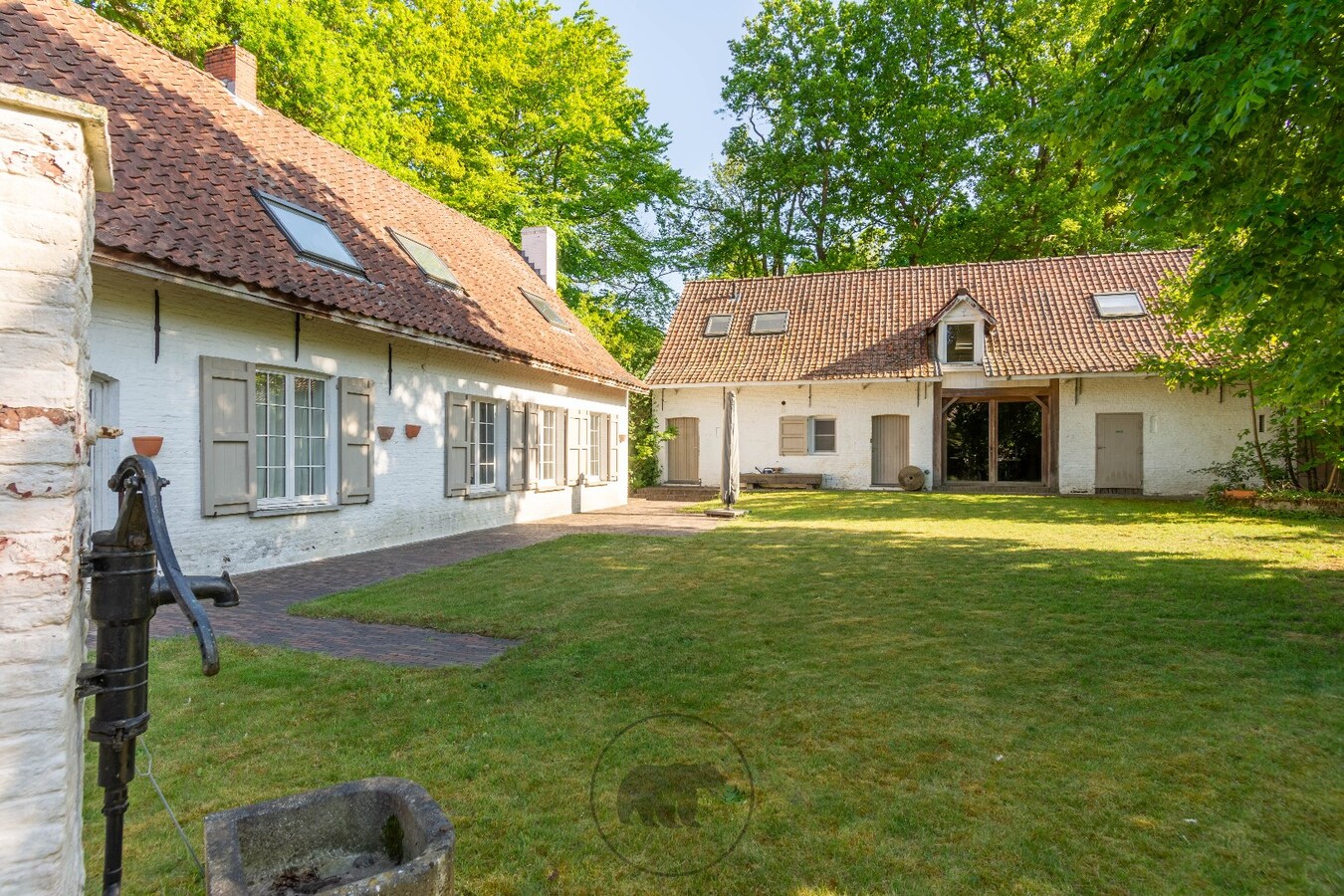 Hoeve-villa met bijbouw op residentiële droomlocatie 