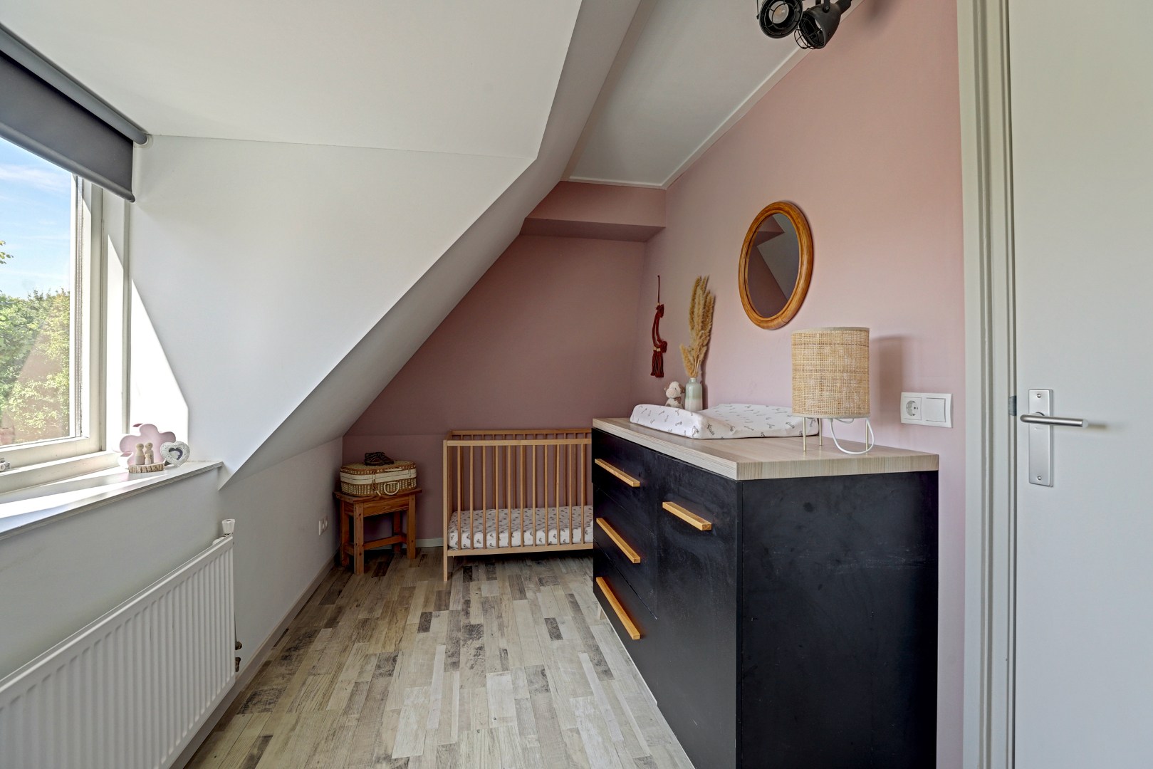Instapklaar en tot in de puntjes verzorgd, met twee slaapkamers en een fraai verbouwde schuur voor praktijk, werk of hobby. 
