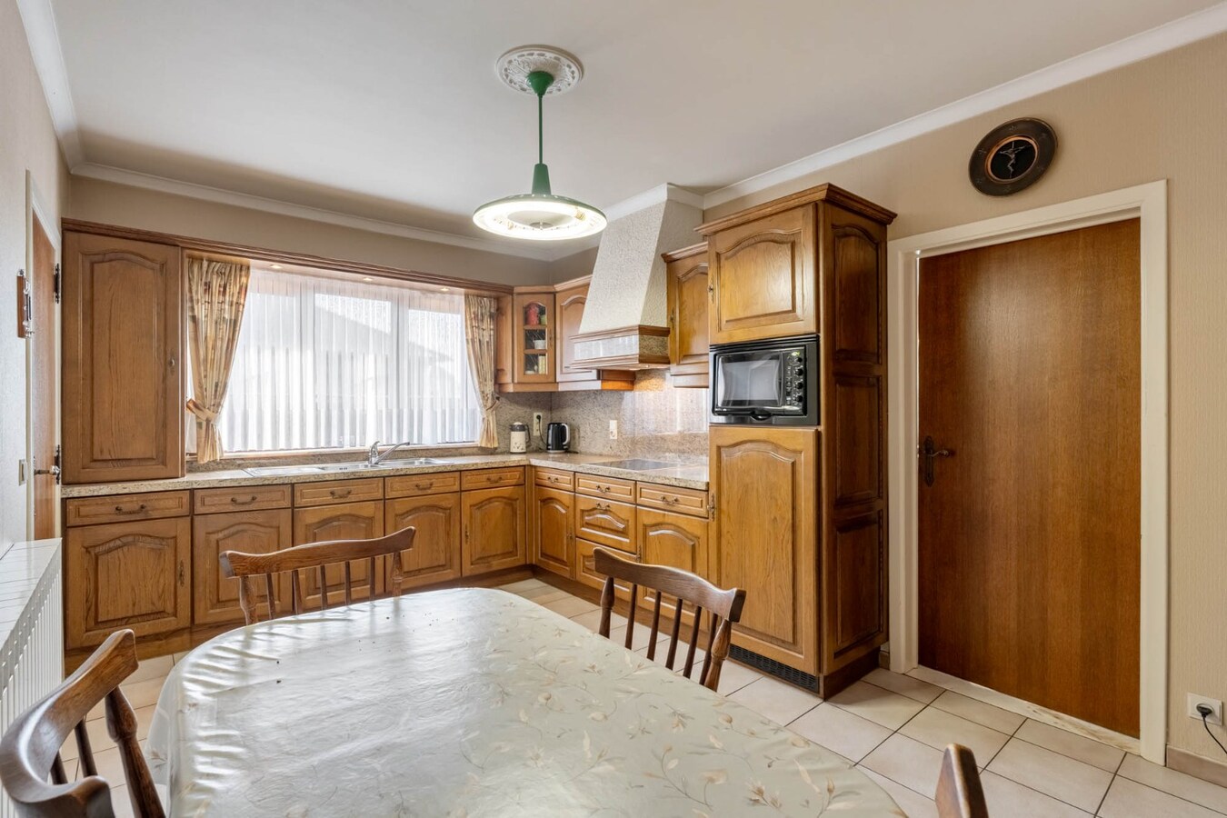Gelijkvloerse, verzorgde woning gelegen op een perceel van 6a37ca, vlakbij het centrum, scholen, wandel- en fietsroutes 