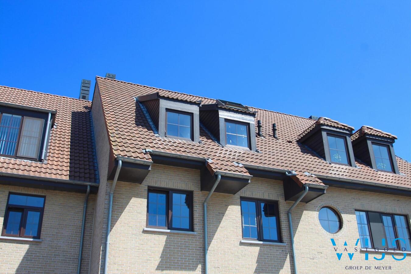 Gezellige 2 slaapkamerduplex mét garage 