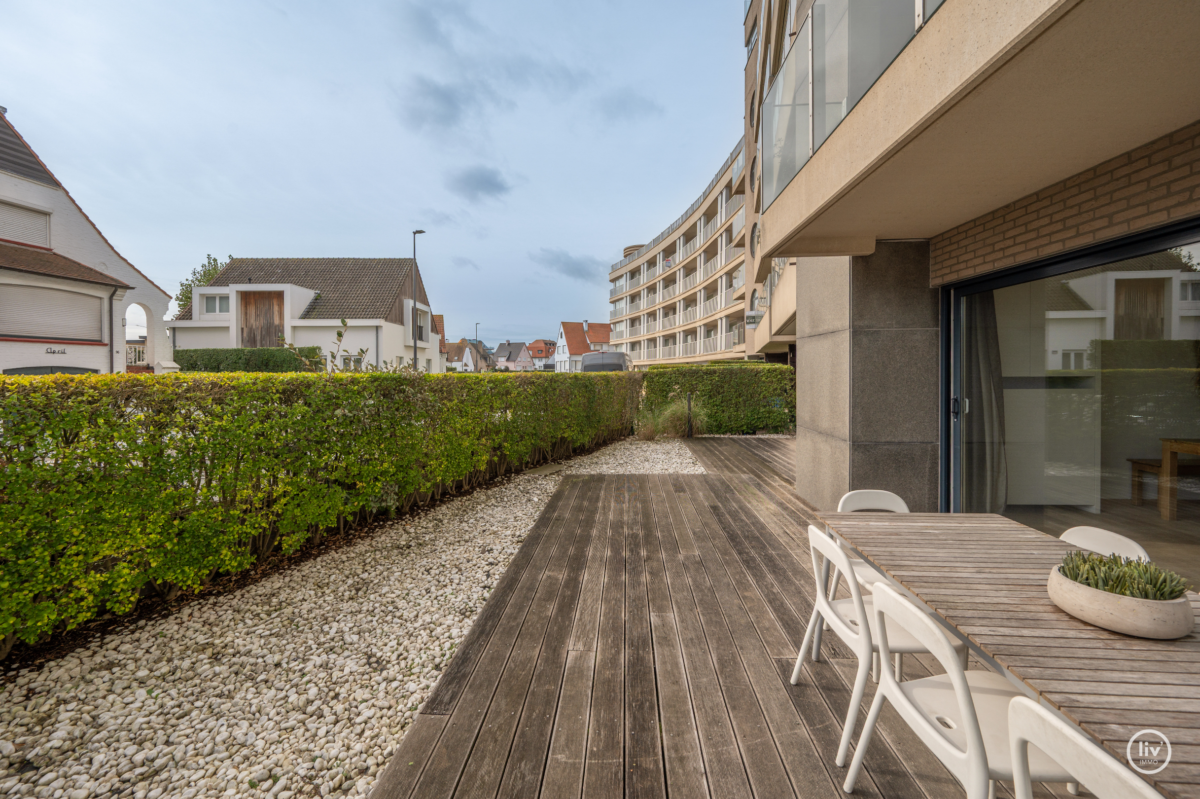 Zeer ruim en zonnig gelijkvloersappartement met 3 slaapkamers, groot zonneterras en mogelijkheid tot aankoop van ruime garage. 