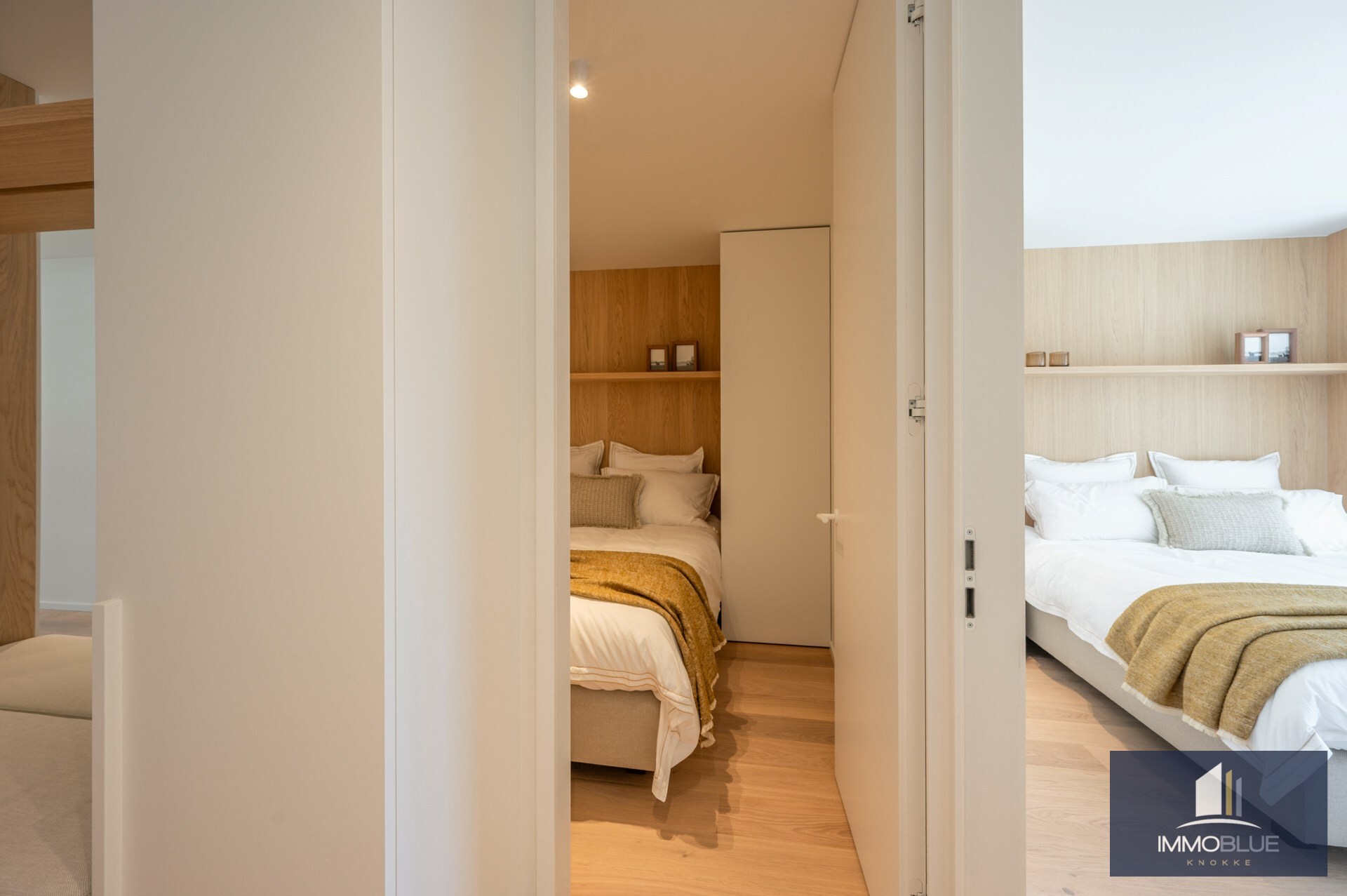 Stijlvol volledig gerenoveerd drie-slaapkamer appartement op toplocatie nabij het Lichttorenplein. 