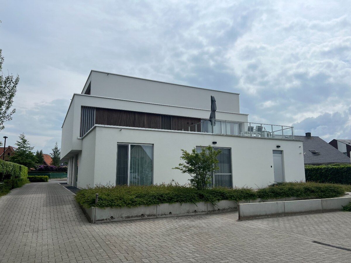 Kwalitatief nieuwbouwappartement met enorm terras en garagebox 