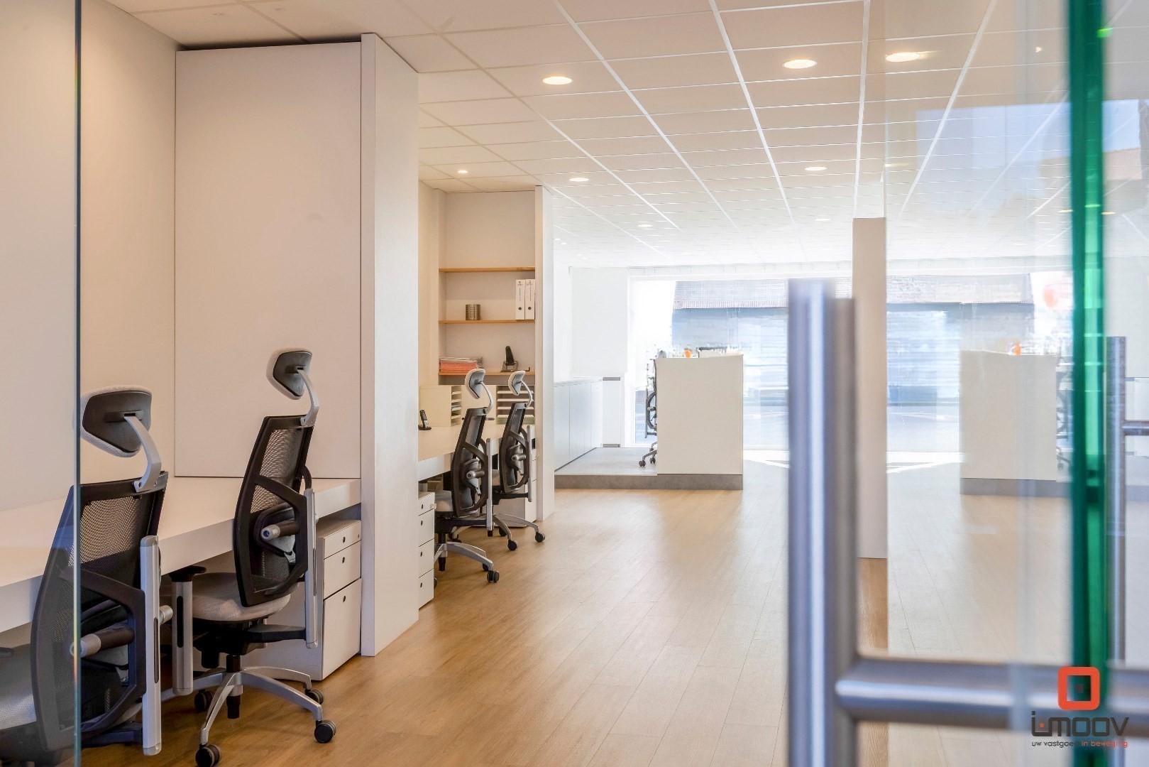 Modern en lichtrijk kantoor; praktijk- of winkelruimte op commercieel gunstige locatie 