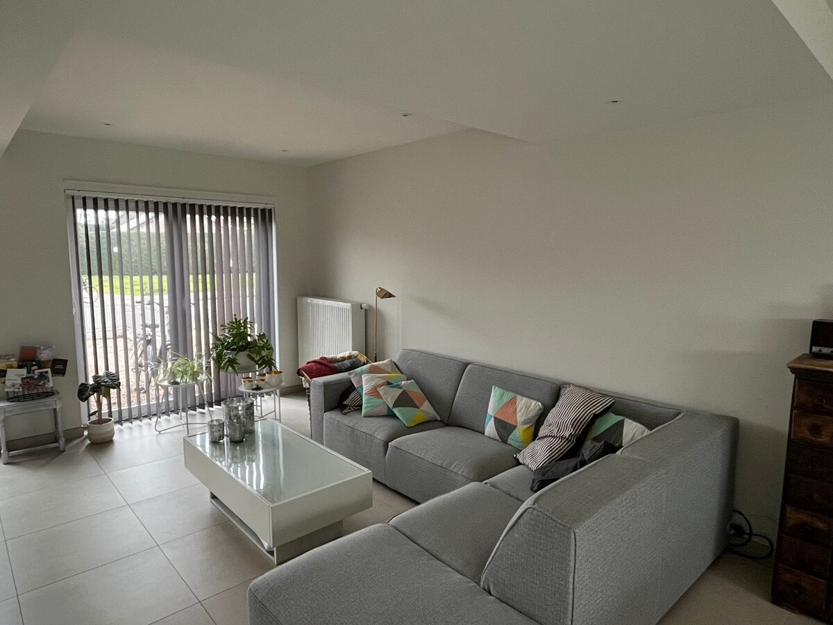 Energetisch gerenoveerde, ruime gesloten bebouwing te Kruisem 