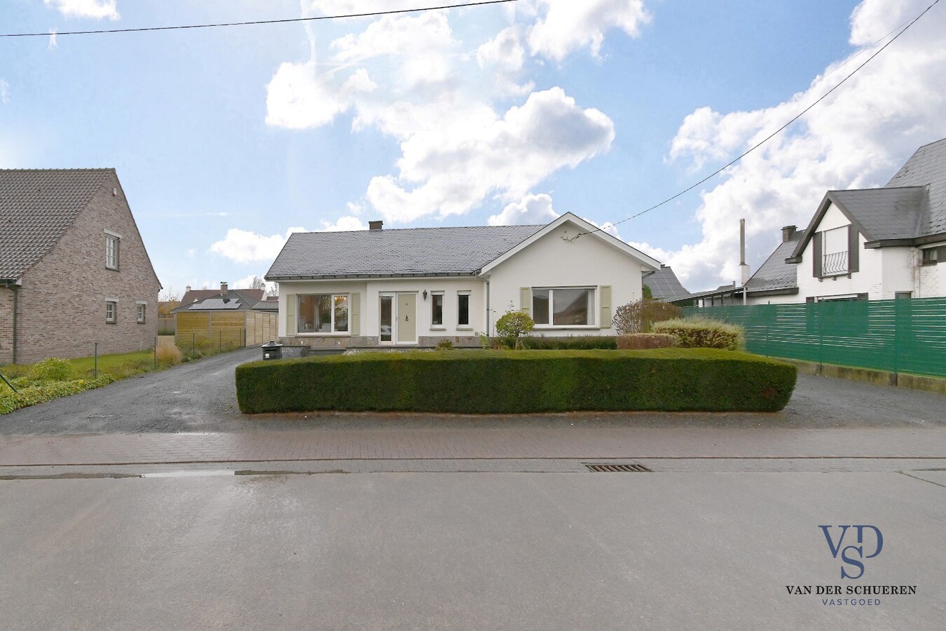 Bungalowwoning met afzonderlijke loods 