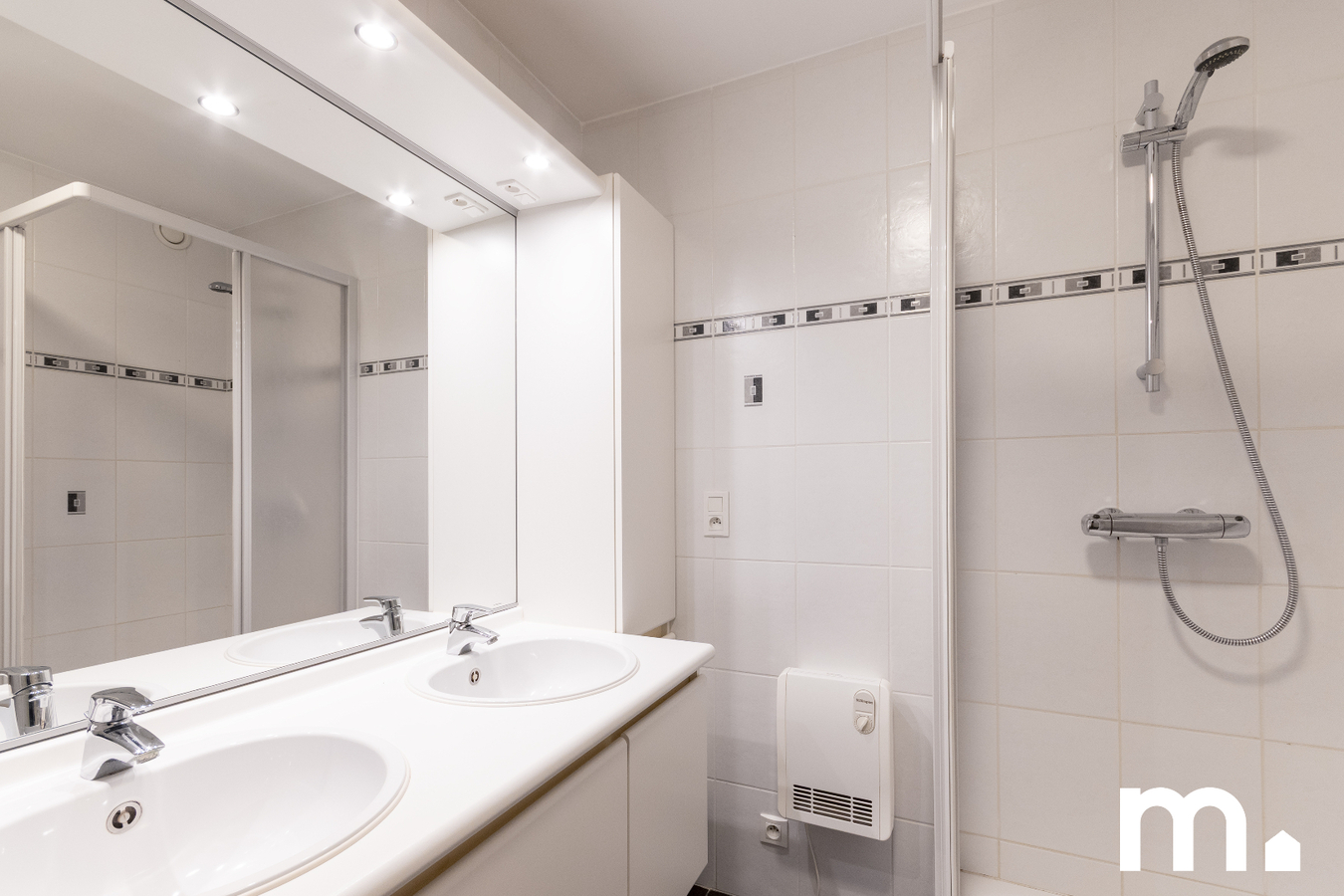 Instapklaar appartement met garage en privé parkeerplaats te koop in Roeselare ! 