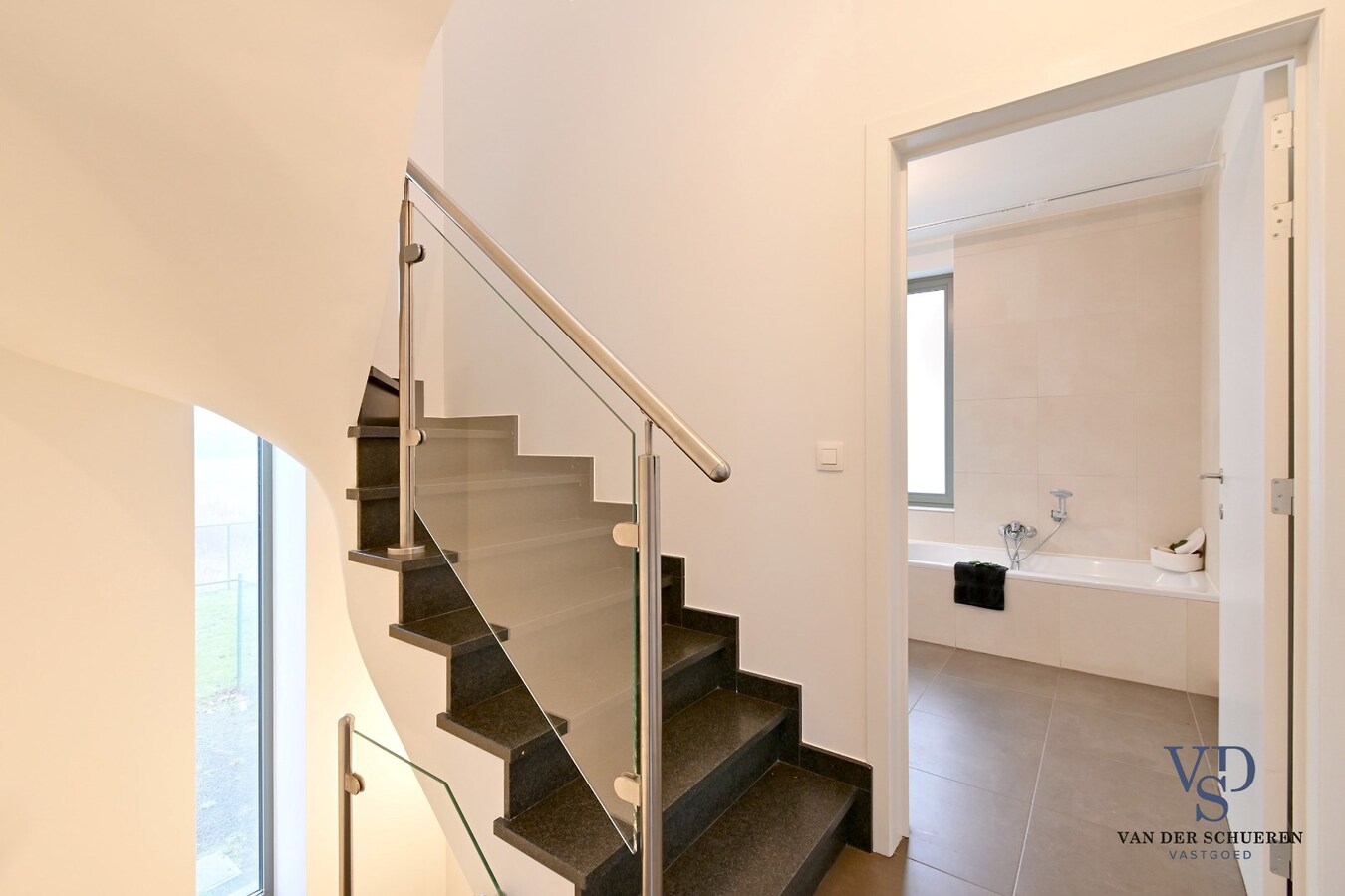 Ruime Half Open, op een commercieel gunstige ligging 