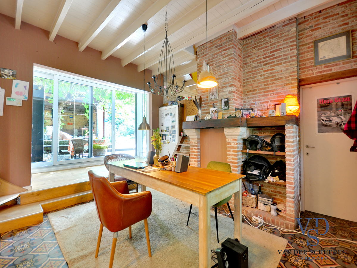 Idyllische woning met schuur. Uitzonderlijk gelegen. 