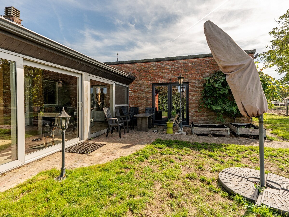 Gerenoveerde woning met praktijkruimte en paardenstal op 9.019 m2 te Balen 