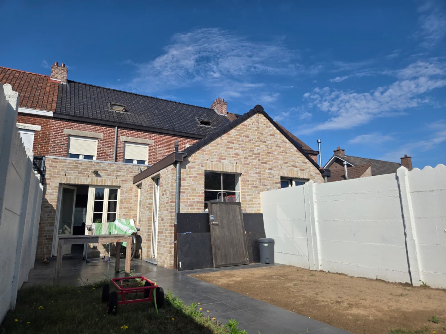 Ruime woning met tuin, drie slaapkamers en garage te Waregem 