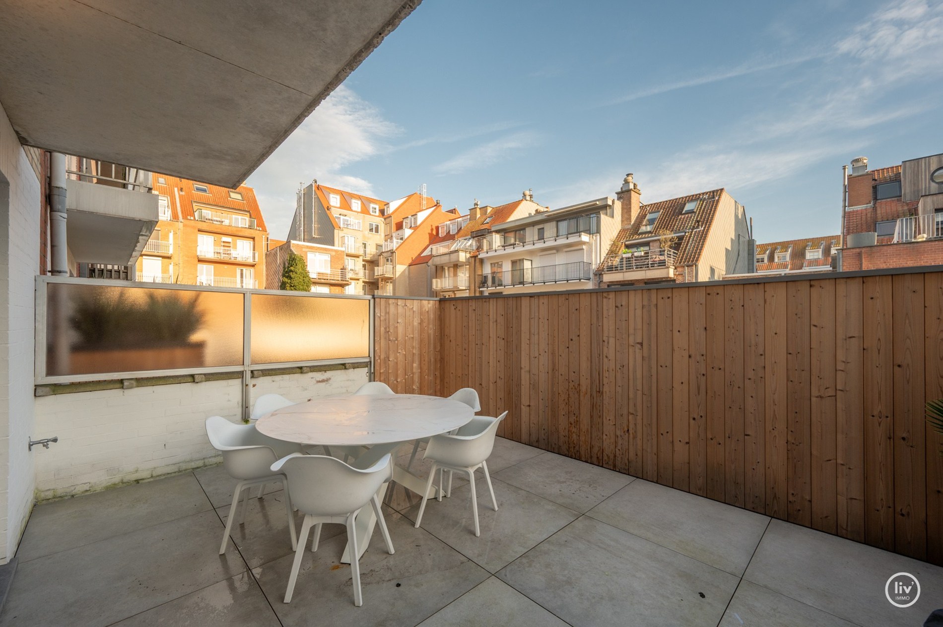 Prachtig ruim 2 slaapkamerappartement met mooie gevelbreedte en groot zonneterras op een topligging vlakbij de Dumortierlaan te Knokke. Garage mogelijk in het gebouw. 