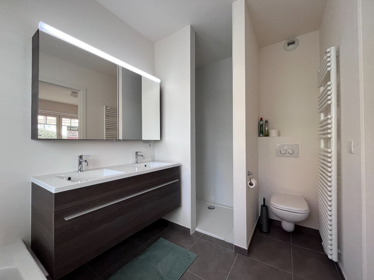 Modern 2slpk-appartement met privé tuin op wandelafstand van het strand 