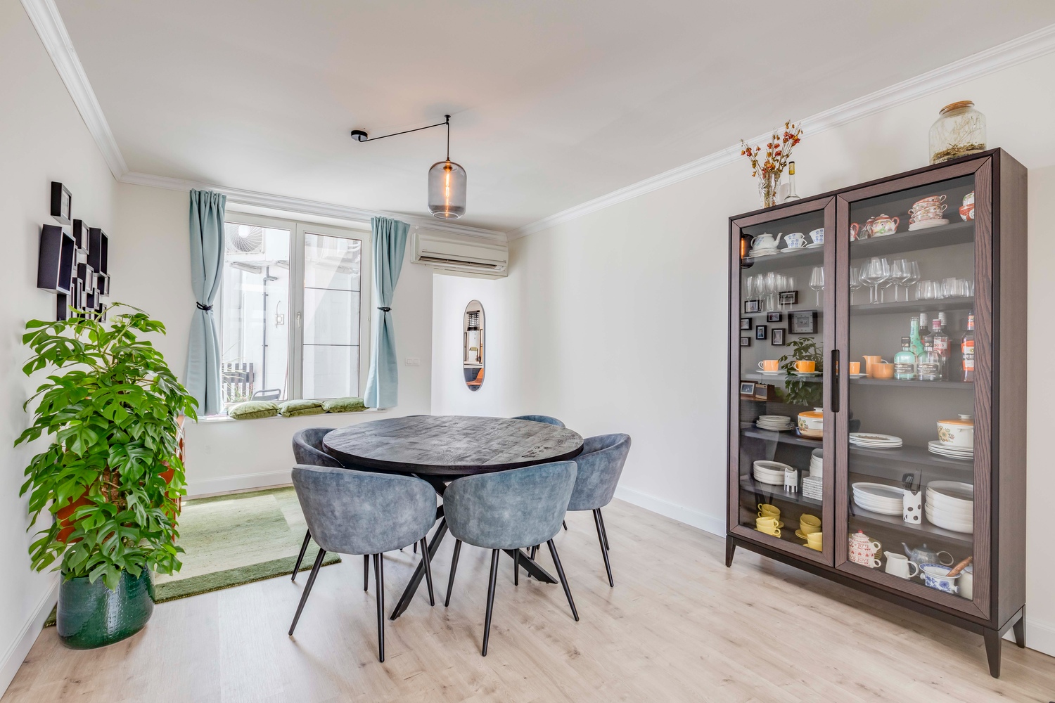 Uniek lichtrijk gerenoveerd appartement te koop in Sint-Amandsberg 