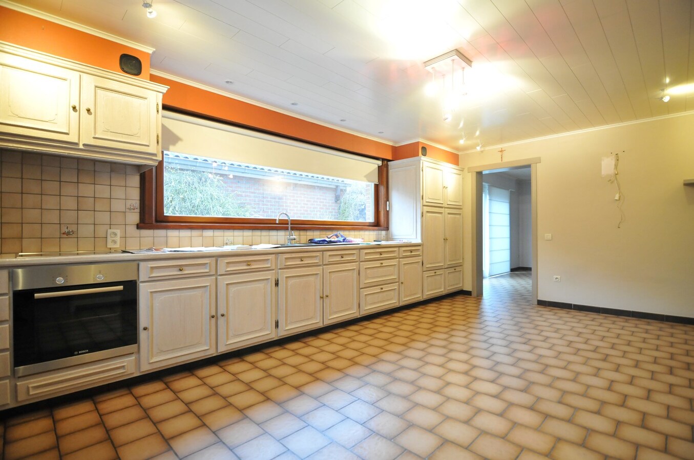 RUIME WONING MET TUIN EN GARAGE 