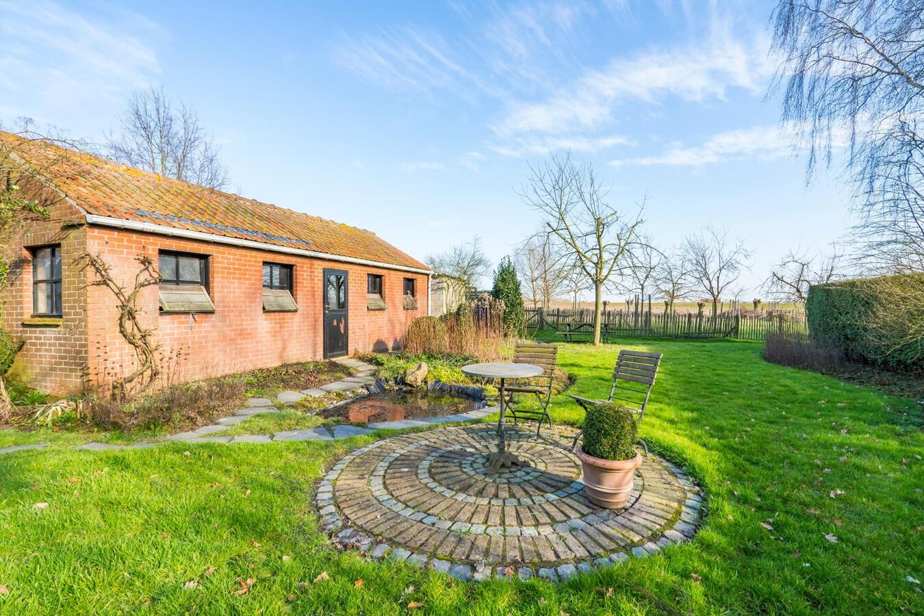 Verrassend ruime, alleenstaande woning met fraai aangelegde, zuidgerichte tuin 