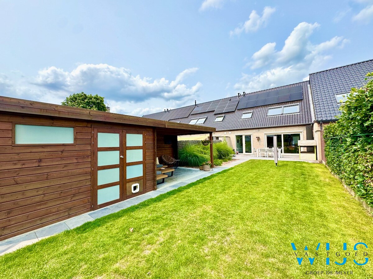 INSTAPKLAAR woonhuis met ZUIDgerichte tuin te Boekhoute ! 