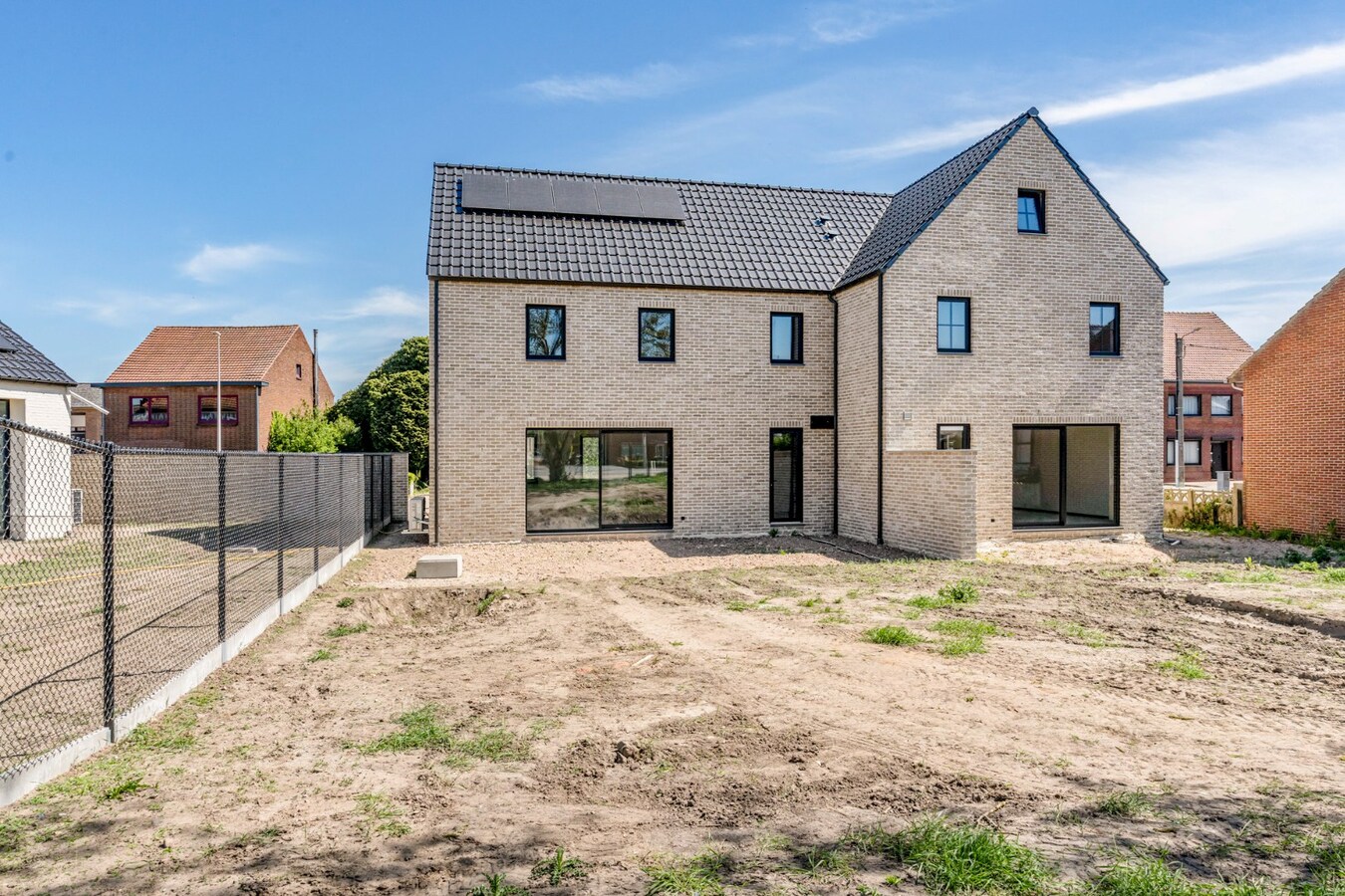 Afgewerkte halfvrijstaande BEN-woning op een perceel van 4a62ca in landelijk project te Voorshoven, een gehucht van Neeroeteren! 