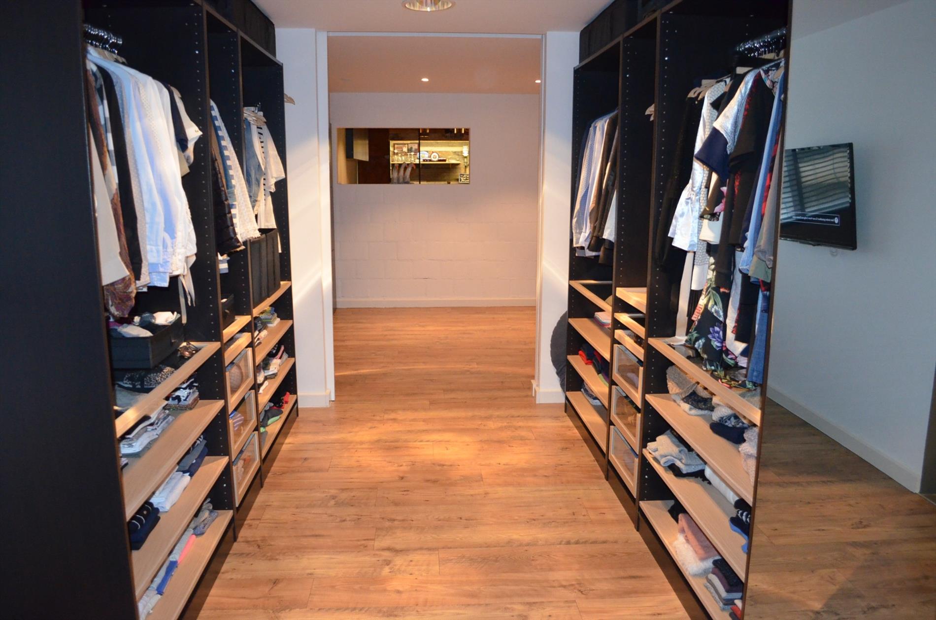 Magazijn (+/- 650m²), nieuwbouw duplex loft en bureau op 921m² goed gelegen te Maldegem 