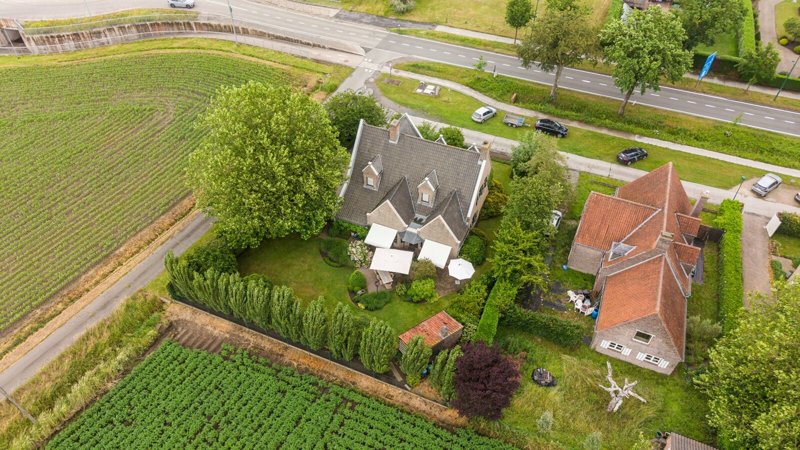 Instapklare, hoogwaardig afgewerkte woning op 1.214 m² met 4 slaapkamers en dubbele garage 