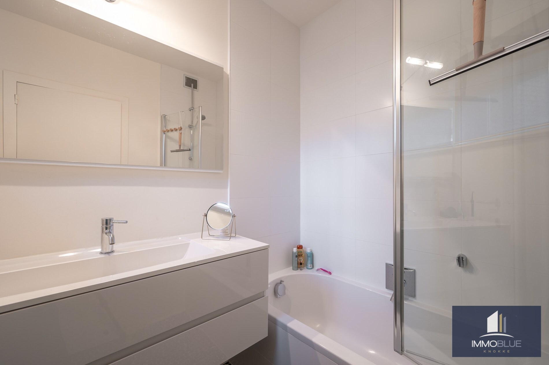 Stijlvol appartement met een gevelbreedte van circa 6 meter genietend van zijdelings zeezicht gelegen aan de Kustlaan. 