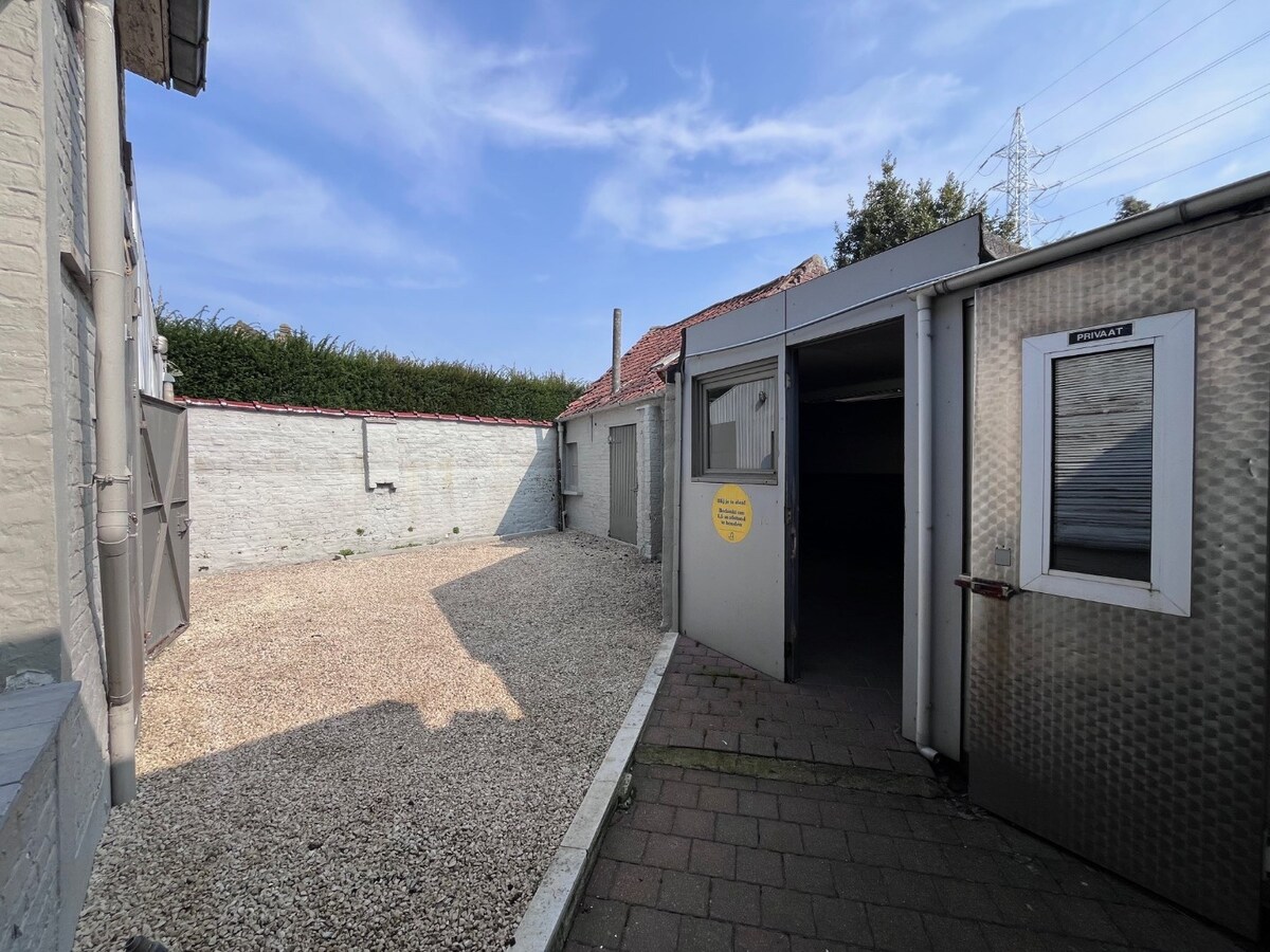 Hoekpand voor gemengd gebruik, vroeger gekend als café "De Vierweg" 