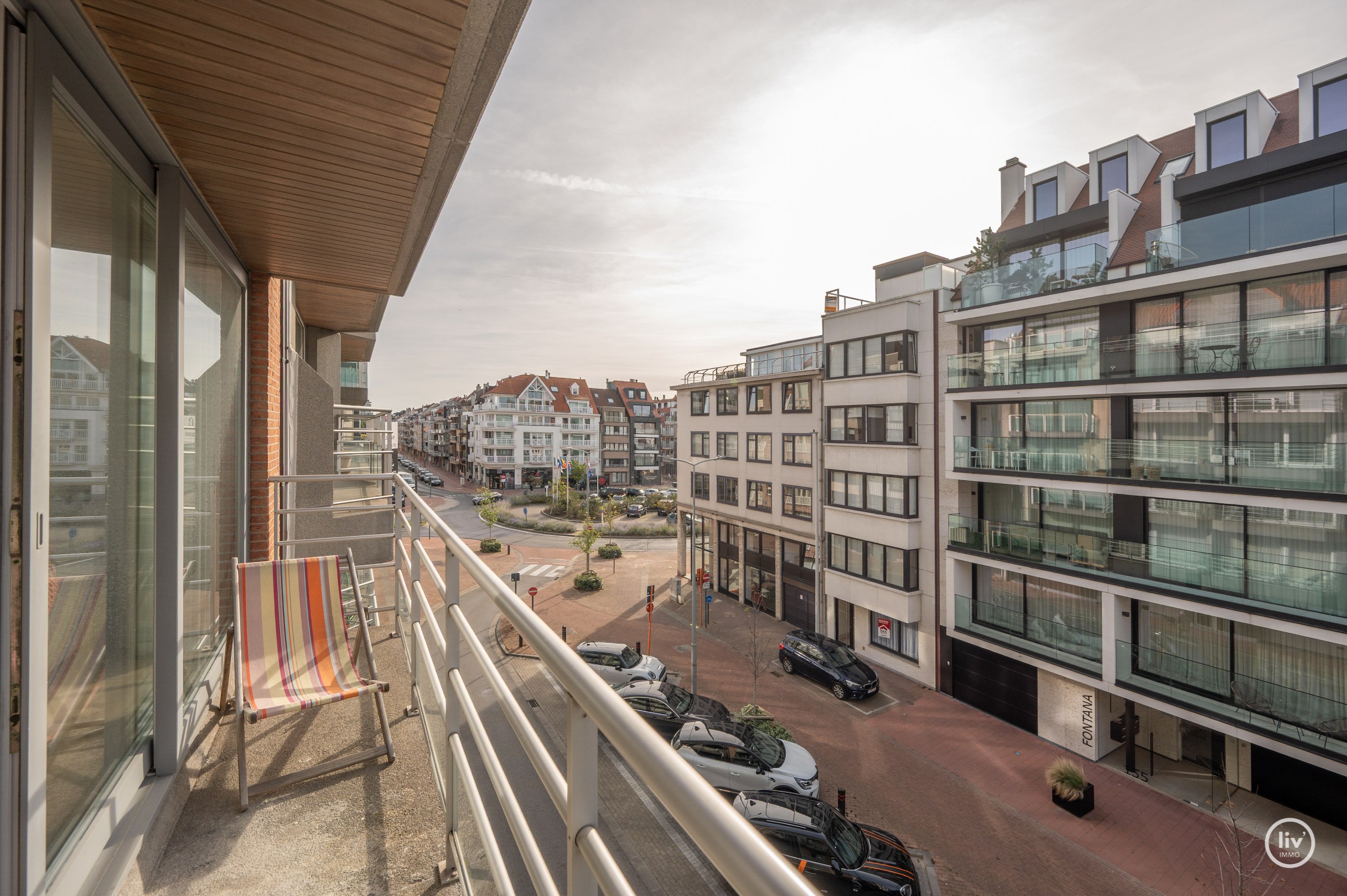 Volledig gerenoveerd 3 slaapkamerappartement langs de zonnekant van de Parmentierlaan gelegen op wandelafstand van de zeedijk. Garage mogelijk in het gebouw. 