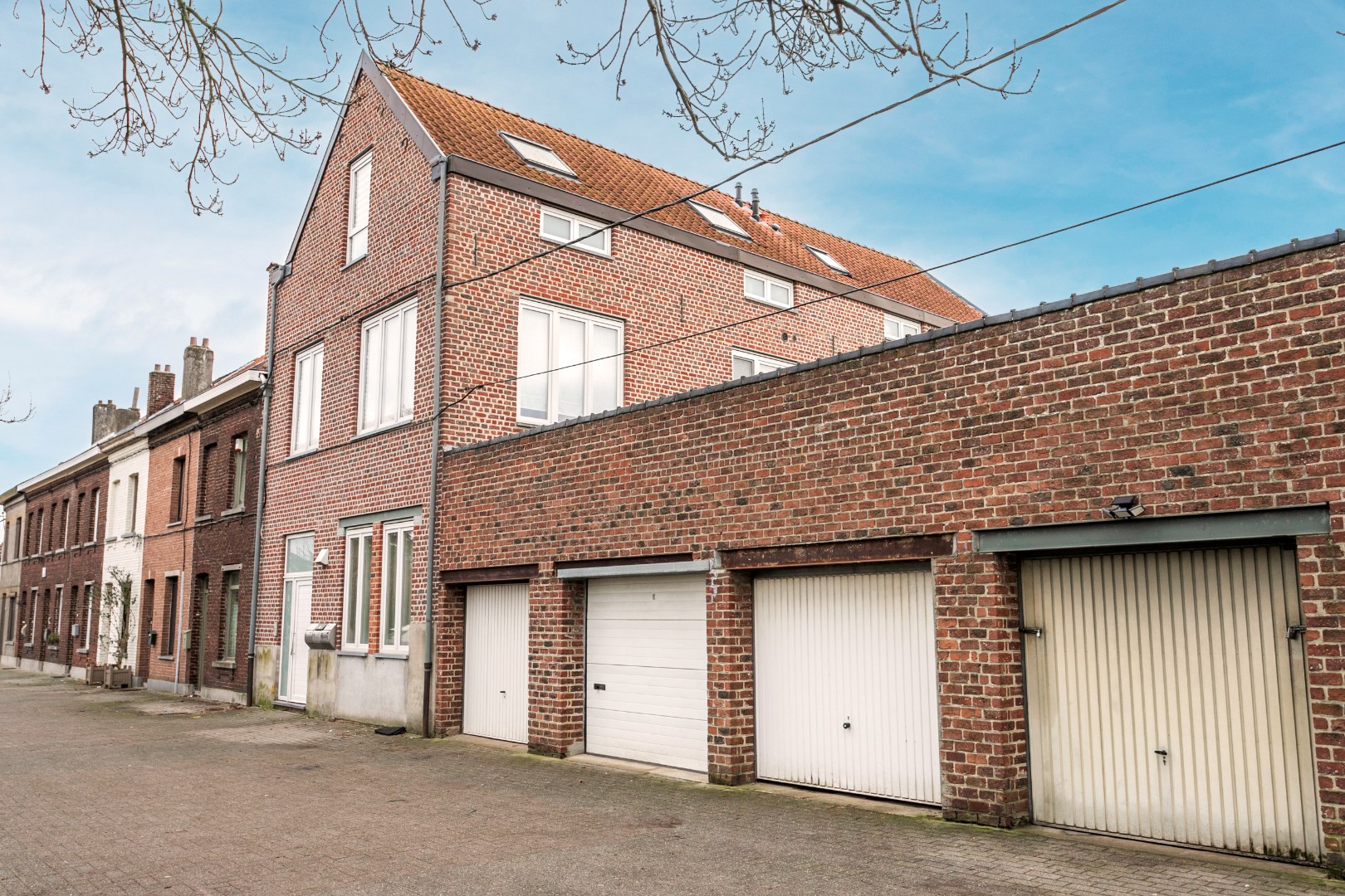 Opbrengsteigendom te koop met 3 app (+-100m²) én garagebox 